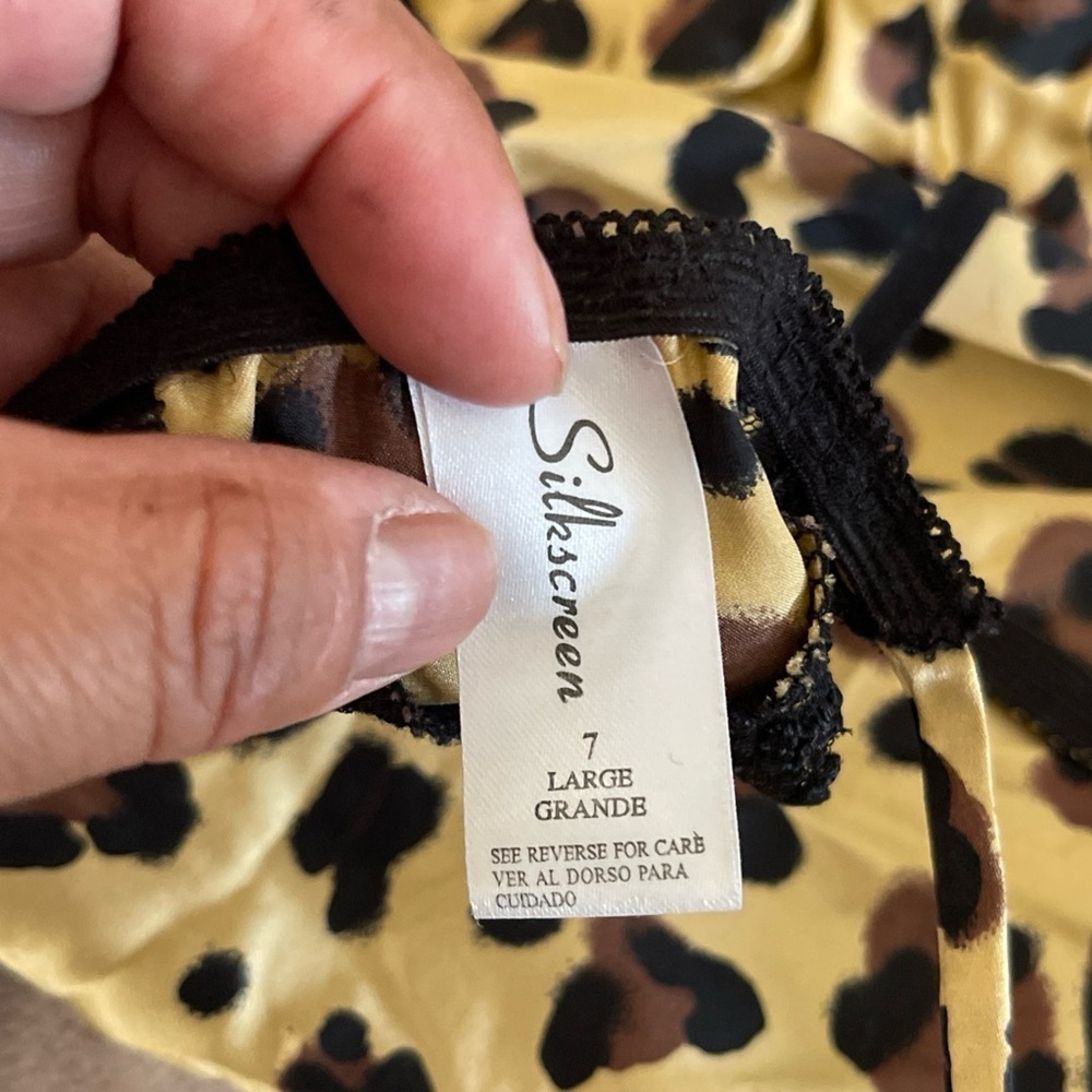 Silkscreen sleepwear set Women's
100% Silk Size large - Picture 8 of 13